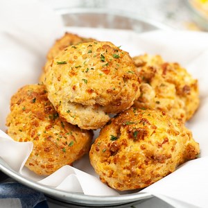 These Air Fryer Red Lobster Biscuits Are Cheesy Perfection