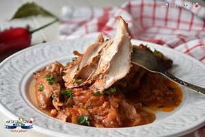 12K views · 11 reactions | Parca nimic nu se compara pe frigul asta cu o tocana de iepure cu ceapa, sos de rosii si vin, fiarta pe indelete pana cand carnea se desprinde de pe oase. Sa va spun cum ne place noua mancarea de iepure cu sos? Cu mamaliga in care pun putin unt si parmezan sau branza maturata de oaie.  Reteta pas cu pas - https://www.reteta-video.ro/retete/tocana-de-iepure-la-cuptor.html Reteta Video - https://youtu.be/biRsl7A3mgs | Reteta-Video | Facebook