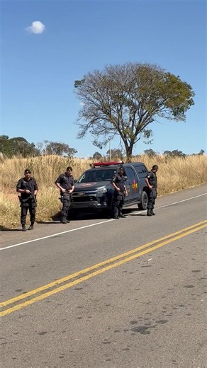 Uma operação conjunta entre forças de segurança de Goiás e Minas Gerais terminou com um homem ferido após uma troca de tiros com policiais. Segundo informações preliminares, o suspeito era foragido da Justiça mineira e estava sendo procurado pelo GAECO de Uberlândia. A ação contou com a Polícia Militar de Goiás, por meio da CPE e do serviço de inteligência. Durante uma tentativa de abordagem a um Fiat Palio, o suspeito teria fugido e, durante o acompanhamento, ocorreu o confronto. O homem foi ba