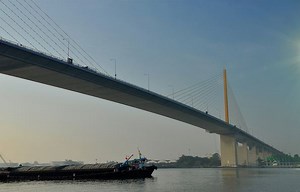Man commits suicide by jumping from Rama IX bridge today at noon | Coconuts