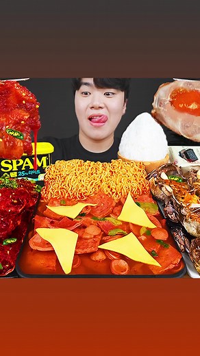 Youtube➡GONGSAM TABLE 이공삼.Budae Jjigae, sausage, Crab, Seasoned Crab, spam, rice, Seaweed MUKBANG!!치즈와 소세지가 가득 들어간 부대찌개, 직접만든 간장게장,양념게장, 치즈통스팸 먹방!!.#asmr #mukbang #mukbangkorean #food #koreanfood #eatingshow #eating #asmreatingsounds #asmreating #eatingasmr #asmrsound #mukbangshow #cookingasmr #cooking #BudaeJjigae #sausage #Crab #spam #rice #Seaweed | GONGSAM TABLE 이공삼