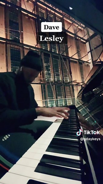 Lesley - Santan Dave Piano Performance