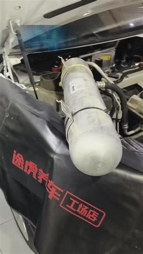 特斯拉空调“心脏”大揭秘! 大家好，我是你们的修车师傅，今天接的是一台特斯拉空调不制冷的故障车，压缩机是空调的重要组成部分。主要用于制冷，它是空调制冷系统的“心脏”。其主要作用是将低压的制冷剂气体压缩成高压气体，然后将其送入冷凝器，在冷凝器中制冷剂气体冷却并转化为液体，通过这种循环使得车内能够吹出冷风，为乘客提供舒适的驾驶环境。#途虎养车#特斯拉 #修车