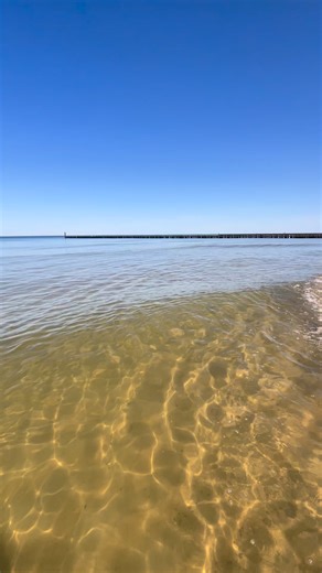 ❄️ Zimę już czuć w powietrzu, a Święta tuż za rogiem… a my myślimy o… wakacjach nad Bałtykiem! 🏖 Marzysz o spokojnym wypoczynku w kameralnym miejscu, gdzie każdy domek jest komfortowy i przestronny? 🏡 U nas znajdziesz: ✨ Kameralne domki – tylko 9, każdy z 3 sypialniami, salonem i w pełni wyposażonym aneksem kuchennym (toster, duża lodówka, ekspres do kawy). Śniadanie na tarasie? Jak najbardziej! 🌿 👧 Dla dzieci – widok z domku na plac zabaw i cotygodniowe animacje, które są hitem maluchów! 🍖