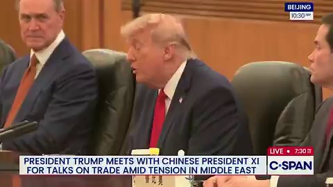特朗普总统与习近平主席会晤，开场致辞全文：“习主席，非常感谢你。首先，这是我很少见到的殊荣。我想我特别被那些孩子们所打动。他们很开心，也很漂亮。阅兵显然也是好得不能再好了，但那些孩子们真是令人惊叹，他们代表了太多，我也知道他们对你来说意味着很多。你和我认识已经很长时间了。事实上，这是我们两国历史上所有总统之间最长久的关系。这对我来说是一种荣幸。我们之间的关系非常棒。即使有困难，我们也能和睦相处并解决问题。我会给你打电话，你也会给我打电话，每当我们遇到问题时，人们可能不知道，每当遇到问题，我们都会很快解决。我们将共同拥有一个美好的未来。对中国以及你所做的工作充满敬意。你是一位伟大的领导人。我对每个人都这么说，你是一位伟大的领导人。有时候人们不喜欢我这么说，但我还是要说，因为这是事实。我只说实话。我只想代表我们这个庞大且伟大的代表团说，我们有最伟大的商人，世界上规模最大、最好的商人。我们有非常出色的人才，他们都在这里。我们邀请了世界前三十名，他们每一个都答应了。我不要公司里的二把手或三把手，我只想要最高层。他们今天来这里是为了向你和中国表达敬意，他们期待着开展贸易和做生意。这对我们双方都将