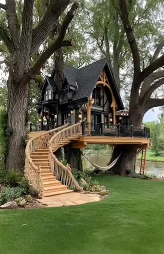 How beautiful is this tree house, tiny home. GORGEOUS. #tinyhome | Drea Mallory