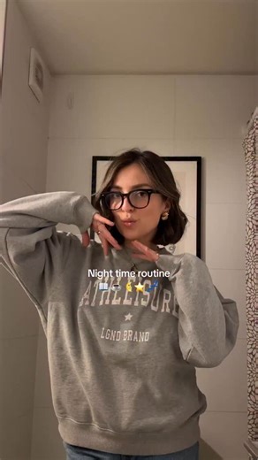 Carmen Cabezas | Content Creator on Instagram: "Mi rutina de noche perfecta 💤☕️📖🌜 Algo que me hace muy feliz es terminar mi día con una buena limpieza facial, mi skincare, un tecito y mi libro! Hace unos meses atrás comencé a usar el Glycolic Bright Eye Serum de @lorealparis que ayuda a reducir ojeras, uniformando la textura y el tono de la piel. Siento que al día siguiente mi contorno de ojos queda extra luminoso! Y hasta el maquillaje se ve más lindo 😍 . # #GlycolicBright #SkinCare #Loreal