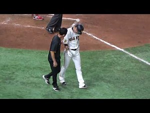 巨人・坂本勇人選手 死球をくらい途中交代 対 広島・森下暢仁投手