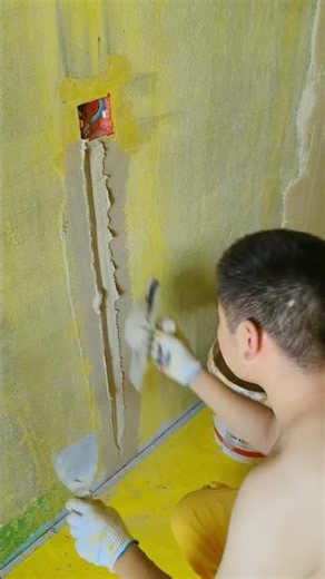 Painter Applying putty #painter #shorts #walldecor #construction #renovation