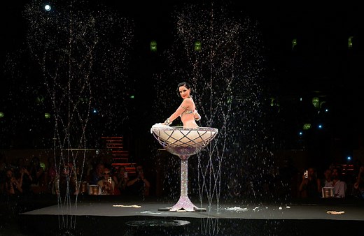 L’effeuillage chic et sexy de Dita von Teese au défilé Alexis Mabille - Elle