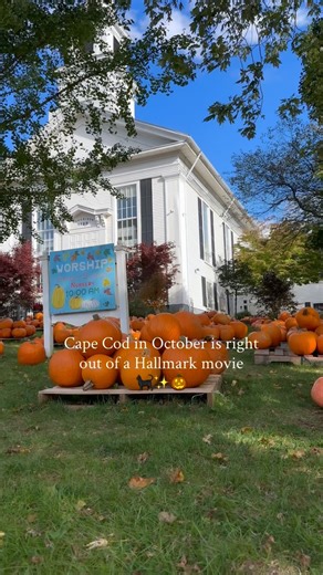 It doesn’t get quainter or more romantic ✨🎃 old inns, cozy pubs, quiet beaches… Cape Cod in the fall has the best vibes. send this to your travel buddy and plan the trip this month! | The Guidebook Cape Cod