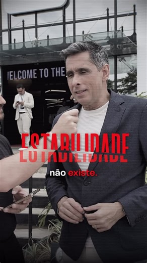 V4 Company | Marketing & Vendas on Instagram: "“Terceirizar marketing é como terceirizar o pulmão. Só acontece quando o cara tá respirando por aparelhos.” Flávio Augusto, fundador da Wise Up e conselheiro da V4, é direto: marketing e vendas precisam fazer parte do core business. Mas ter parceiros estratégicos traz tecnologia, visão de mercado e melhores práticas que um cliente isolado não tem. Sua empresa está operando marketing ou só respirando por aparelhos? 👉 Comente “V4” e ganhe avaliação g