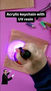 How to make acrylic keychains 🔑 #uvresin #craft #diycrafts #cricut #acrylic #acrylicart #crafting