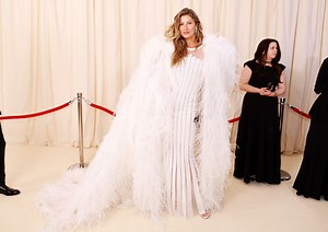 Gisele Bündchen looks *incredible* in triple denim and no bra look