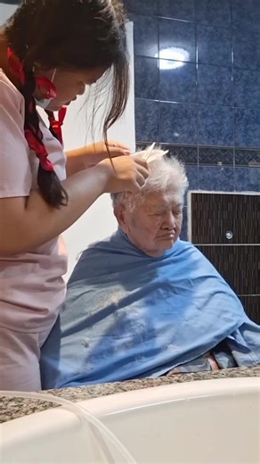 ผมยาวแล้ว..ขอตัดหน่อยนะคะ ✂️ น้องๆ ที่ศูนย์ดูแลอาม่าให้เรียบร้อยเลยค่ะ 🥰 #minderseniorhome #ศูนย์ดูแลผู้สูงอายุ #ดูแลคนป่วย #ติดเตียง