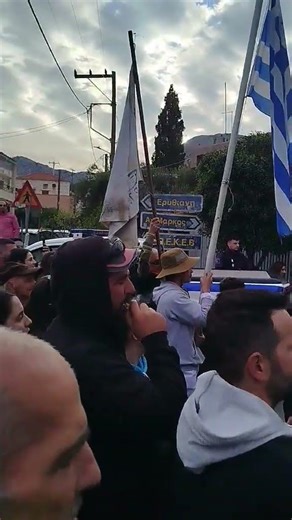 Ξεκίνησε η παρέλαση των ρουκετατζήδων από το Πετροκάραβο