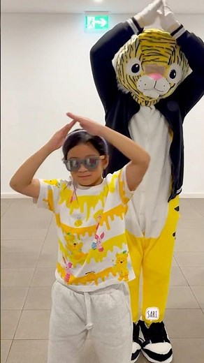 Chicken Banana Dance by Sari and Drake | Brain Break Dance Video for Kids