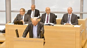 Nach dem antisemitischen Anschlag in Halle fordert die AfD-Fraktion im Landtag von Sachsen-Anhalt Innenminister Holger Stahlknecht auf, für sein Totalversagen vor und nach dem Anschlag die politische Verantwortung zu übernehmen und von seinem Amt zurückzutreten. Anbei sehen Sie meine Redebeitrag zum Antrag der AfD-Fraktion „Politische Verantwortung übernehmen - Aufforderung zum Rücktritt des Innenministers Holger Stahlknecht “. | Robert Farle