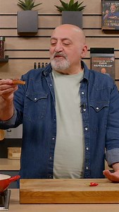 Le Cipolle di Tropea caramellate sono un classico della cucina calabrese, semplice ma capace di conquistare anche i palati più esigenti. #casapappagallo #lucapappagallo #ricette #ricettadelgiorno | Casa Pappagallo