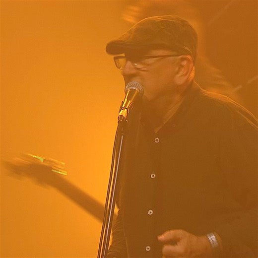 Orlek on Instagram: "Tkole ga Orleki žgemo 😀🎸🪗🎺🎷🥁🎤🎹, folk pa nori😁😎. Vinska trta live v Kino Šiška ob 35. letnici oktobra 2024, produkcija @rtv.slovenija ."