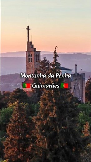From up here, we can admire one of the most beautiful cities in Portugal 😍 Guimarães!