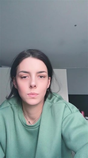 making a balloon stack bade using the neck to neck method. #balloontips #balloontutorial #necktoneckmethod #balloons #firstbirthday