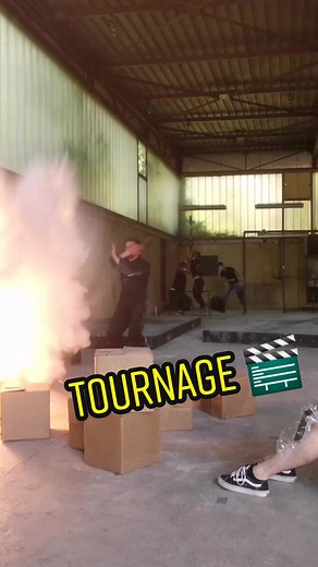 Tournage d'une scène d'action avec explosion et câblages pour le film