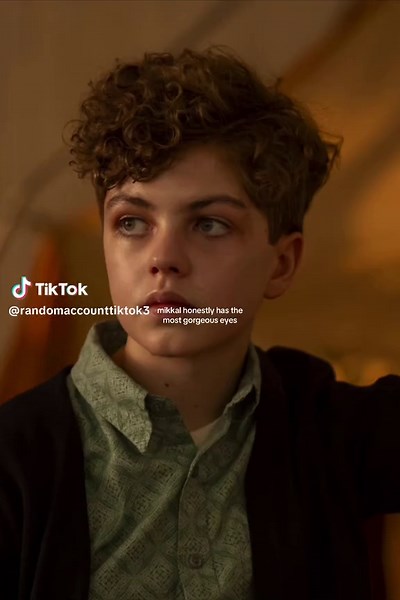 The Alluring Combo of Curly Hair and Green Eyes