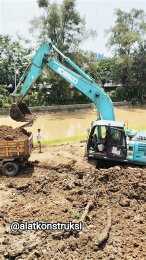 dua excavator loading truk membawa lebih mpur galian normalisasi kali bekasi part 40 #shorts
