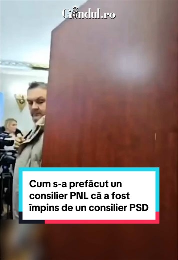 Cum s-a prefăcut un consilier PNL că a fost împins de un consilier PSD. Imaginile care l-au dat de gol #politica #psd #pnl #stirilezilei #gandul