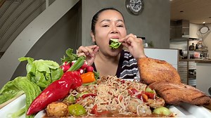 549K views · 10K reactions | เผ็ดสะเดิดหมือนเดิมจ้าสูดเส้นขนมจีนเวียดนาม (ของไทยไม่มีขายที่เดนมาร์ก) | กินไปไทยหรั่ง | Facebook