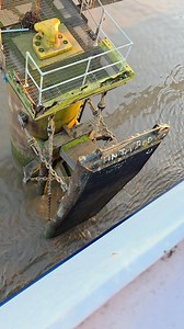 Durog talaga yung goma sa bigat ng barko big ship hitting strong in shore fender | Kalbong Seaman Tv