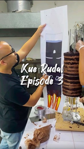 Fajar Radhitya Kusuma on Instagram: "Kue Rudal E3: Proses numpuk kue 1 METER 🚀"