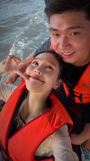 Romantic Boat Ride: Capturing Affection on Water