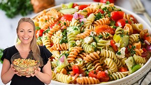 RECIPE: https://sugarspunrun.com/pasta-salad-recipe/ Packed with fresh veggies and tossed in a zesty homemade dressing, my pasta salad recipe comes together quickly and is loaded with flavor. It’s great for making in advance, ready in 15 minutes and is easily customized to your preferences. | Sugar Spun Run
