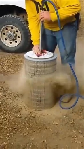 🌾 Pete Industries Air Filter Cleaner – Για μέγιστη απόδοση στα οχήματα & τα αγροτικά σου μηχανήματα! 🌾 🔧 Γρήγορος & ισχυρός καθαρισμός: Αφαιρεί σκόνη, βρωμιά και ρύπους από τα φίλτρα αέρα σε τρακτέρ και αγροτικό εξοπλισμό, βελτιώνοντας την απόδοση του κινητήρα και την ποιότητα του αέρα. ⚡ Βέλτιστος ρυθμός λειτουργίας: Καθαρό φίλτρο = αποδοτικότερος κινητήρας, χαμηλότερη κατανάλωση καυσίμου και μεγαλύτερη διάρκεια ζωής του μηχανήματος. 🌱 Οικολογικό & ασφαλές: Φιλική προς το περιβάλλον σύνθεση