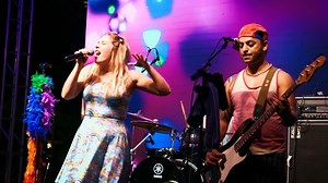 Let’s get this party started!! 🥳 Disfruta los viernes por la noche los conciertos en vivo de bandas locales en Avenida Houston. Tienes hasta el 20 de mayo para gozar esta fiesta. 🎉 🎤 | Hola Houston