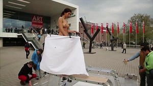 Milo Moiré - Performance.  PlopEgg #1.  Painting — Видео от Nick Ronin