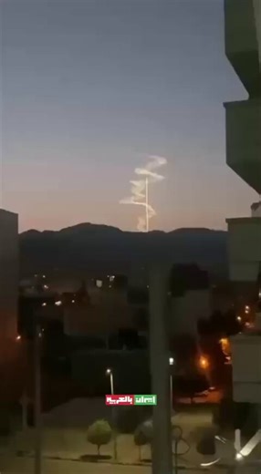 🚨URGENT : L'Iran utilise pour la première fois des missiles avancés ; ils décollent verticalement et disparaissent dans le ciel avant de manœuvrer avec précision vers leurs cibles à l'intérieur d'Israël.