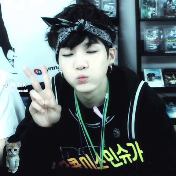 Can we bring this trend back 🥹✌️ #yoongi #bts #bangtan #cat | yoongi