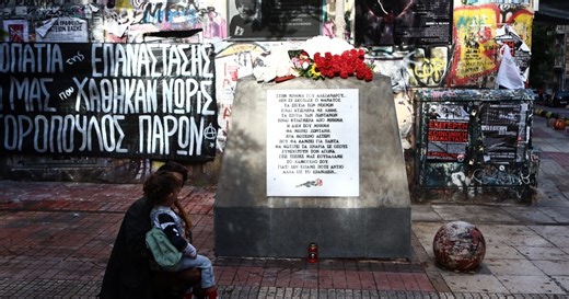 Αλέξανδρος Γρηγορόπουλος: 17 χρόνια από τη δολοφονία - Πολίτες αφήνουν λουλούδια στο μνημείο (Βίντεο)