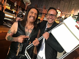 25K views · 169 reactions | +++ Hollywood-Star auf dem Klappstuhl +++ Extra-Version +++ From Dusk Till Down, Breaking Bad und als Hauptdarsteller im Actionfilm MACHETE bzw Official Machete: Danny Trejo spielt immer den Bösen - und als Jugendlicher saß er sogar selbst im Knast. Mittlerweile ist der Actionheld geläutert und hat Klappstuhl Till Quitmann zum Dreh eines Werbespots eingeladen. Film ab! | WDR Lokalzeit | Facebook