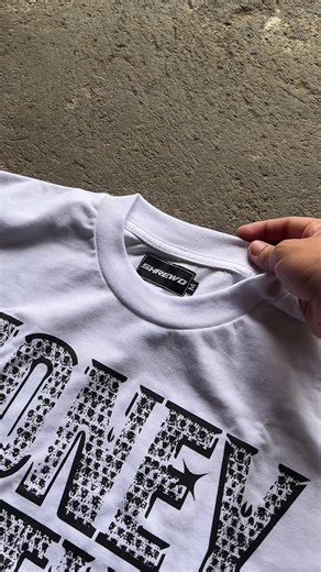 Shrewd Clothing Trends: Crop Tees for Fashion Enthusiasts