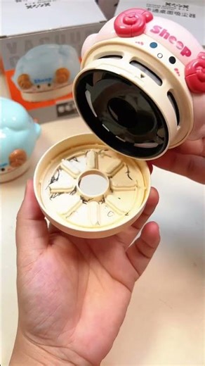 An easy-to-use desktop vacuum cleaner