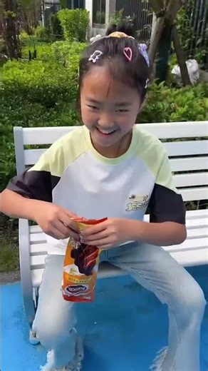 My sister steals my sister's ice cream, and the result is also very funny!