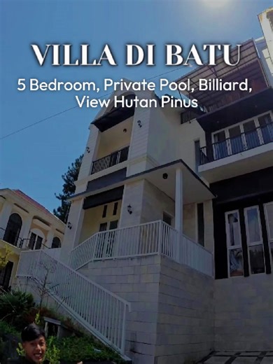 Mencari akomodasi eksklusif di dataran tinggi? Inilah rekomendasi villa di Kusuma Pinus yang menawarkan kenyamanan maksimal. Villa ini memiliki 5 kamar tidur luas, sangat ideal untuk liburan keluarga besar. Nikmati kesegaran kolam renang pribadi dengan latar belakang view istimewa pegunungan dan kelap-kelip lampu kota. Lokasinya sangat strategis, berada tepat dekat Jatim Park 1 dan Museum Tubuh. Rasakan sensasi menginap di kawasan elit dengan udara pinus yang sejuk dan menenangkan hanya di Batu.