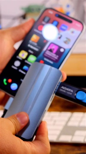 ¿Tu iPhone es tu herramienta de trabajo? 📱💼 Llévalo al siguiente nivel con el Hub 9 en 1. Diseñado para maximizar la productividad de tu iPhone con USB-C. Conecta monitores 4K, periféricos, tarjetas SD y discos externos en un solo plug. Ideal para fotógrafos, editores y nómadas digitales que buscan potencia sin cargar con la laptop. 🚀✨ ¡Convierte tu bolsillo en una estación de trabajo completa! 🛠️ #iPhoneHub #iPhone17Pro #ProductividadMovil #CreatividadDigital #TechAccessories iPhoneHacks | 