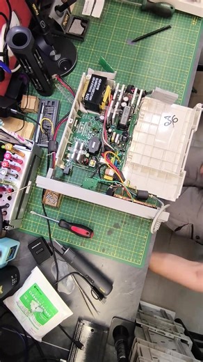 bon c'est pas du tout mon style de réparation habituelle j'aime pas trop bosser sur du courant fort... 😅😅 #recuperation #tech #diy #reparation