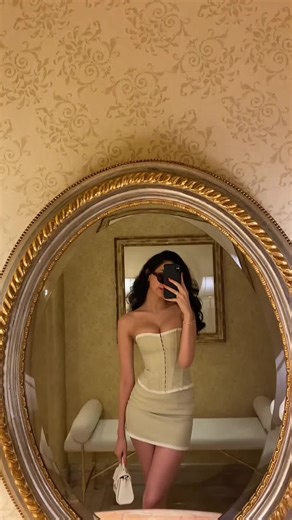 New York street style turned runway moment Bold lips, bolder attitude. #CityGlam #NYCstyle #MakeupGoals #UrbanChic #FashionInspo #BaddieAlert