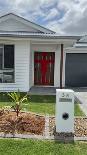 1K views · 20 reactions | ANOTHER LOW DEPOSIT HOMES HANDOVER HOUSE TOUR  A huge congratulations to our clients! We are so incredibly happy for you guys. Your new home is absolutely beautiful  #fyp #foryou #firsthomebuyer #lowdeposithomes #homeowner #qldhomes #brisbane #firsthome #newhome #houseandland | Low Deposit Homes | Facebook